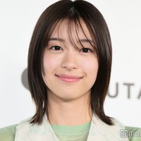 鳴海唯、美背中際立つワンピ姿のモノクロショット公開「ため息が出るほど美しい」「最高にキュート」と反響