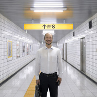 「歩く男がニヤッと笑う…」もう一度見たいシーンは？『８番出口』Blu-ray&DVD 2月4日発売！ 豪華8大特典付き豪華版も