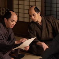 染谷将太、横浜流星「べらぼう～蔦重栄華乃夢噺～」第46話（C）NHK