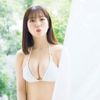田中美久、純白水着で美バスト披露「ヤンマガ」表紙登場