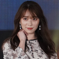 櫻坂46守屋麗奈、ほっそり美脚チラリのミニスカSHOTに反響「スタイル抜群」「可愛すぎる」