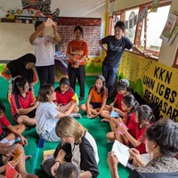 過去開催時、子供たちと折紙で交流