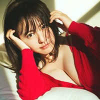 磯山さやか、カーディガンから魅惑の美谷間がチラリ！白い素肌が輝くナチュラルSHOT披露