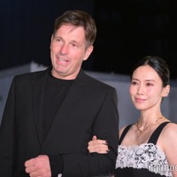 中谷美紀、ドイツ人夫との密着夫婦ショット公開「絵になる」「品が溢れてる」の声