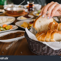 お育ちに差が出る「パンの食べ方」。年末年始の食事会で、覚えておきたいテーブルマナー