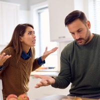 　「その顔がむかつくんだよ！」仁王立ちで怒鳴り、時には首に包丁まで… 妻の激情に怯える夫と子ども。「それでも別れられなかった」理由とは