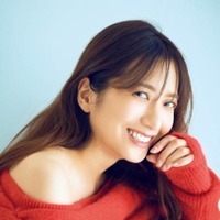 元日テレアナの笹崎里菜、赤ニットから肩がチラリ！ピラティスで鍛えた美ボディを披露
