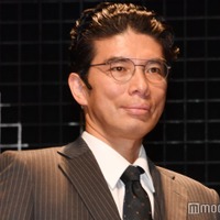 片桐仁、妻が“ヘアマフラー”した斬新ショット披露「ナイスな発明」「仲良しなの伝わる」の声