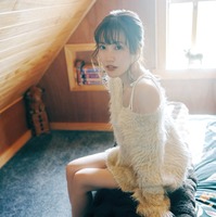 櫻坂46松田里奈、屋根裏部屋での“ふわふわニット”姿 1st写真集先行カット解禁【まつりの時間】