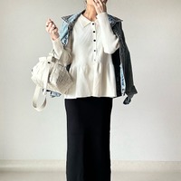 さりげなくお腹をカバー。ペプラムニットとGジャンで作る大人の甘辛ミックススタイル【40代の毎日コーデ】