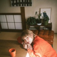 南條愛乃、こたつに入ってのんびりリラックス！日常感のあるナチュラルSHOTを披露