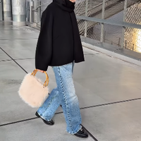 ファーを取り入れるなら小物もおすすめ。シンプルコーデに季節感とこなれ感を引き出す簡単テク 【40代の毎日コーデ】