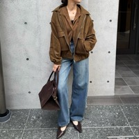 ブラウンのレザー調アウターでつくる旬顔。大人のデニムカジュアルを格上げするには 【40代の毎日コーデ】