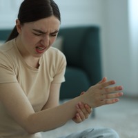 53歳、指の痛みを訴えても医師は「様子を見ましょう」と言うばかり。HRTに踏み切れなかった私の選択は【2025年ベスト記事セレクション】