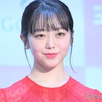 峯岸みなみ「紅白」裏側で“親戚スーパーアイドル”と2ショット「激アツすぎる」「血縁関係強い」と反響