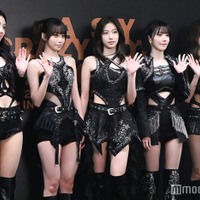 LE SSERAFIM／ （左から）HUH YUNJIN（ホ・ユンジン）、KIM CHAEWON（キム・チェウォン）、KAZUHA（カズハ）、SAKURA（サクラ）、HONG EUNCHAE（ホン・ウンチェ）（C）モデルプレス