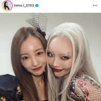 板野友美、ちゃんみなと紅白の舞台裏でパシャリ「実は前住んでたお家がご近所さんで」