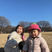 第2子妊娠中の西野未姫、“いちごコーデ”な1歳娘とのお散歩SHOTに反響「癒される」「な～んて可愛いの」