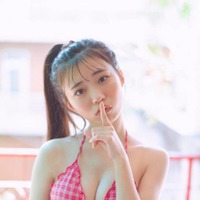 僕が見たかった青空・金澤亜美、透明感たっぷりの色白肌に釘付け！“小悪魔感”あふれる水着SHOT披露