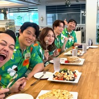 設楽統、鈴木亮平、川口春奈、渡辺翔太、飯塚悟志（C）TBS