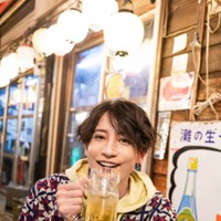 陳内将、ジョッキを持ってにっこり！「乾杯」をテーマにした1冊でファンに愛と労い届ける