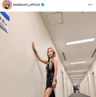 倖田來未、スリットから引き締まった美脚がチラリ！衣装SHOTに絶賛の声「綺麗すぎます」「美しい」