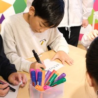 チャレンジ宣言を記入する子供たち