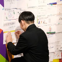 壁に自分が書いたチャレンジ宣言を貼るようす