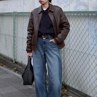 大HIT【ユニクロ】カーブジーンズの冬のハンサムスタイル。レザージャケットはブラウンならハード過ぎない着こなしに【40代の毎日コーデ】