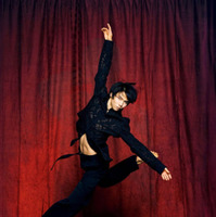 羽生結弦、高い跳躍で際立つ圧巻の肉体美！最新写真集『羽』収録の先行カット公開