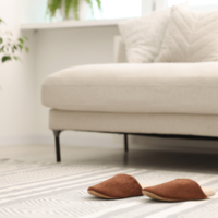 休日の朝…ソファの上にスリッパが2つ！？そっと並べた“意外な犯人”にほっこり