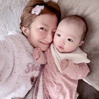 辻希美、生後5ヶ月次女にくっついたほっこりSHOT公開「今日も一日頑張りましょう」