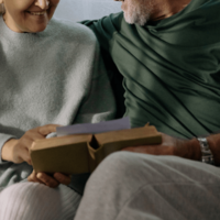 トランスジェンダーの19歳の孫　祖父母に”本当の性”を打ち明けると⇒「あなたが男の子でも…」返ってきた言葉に涙