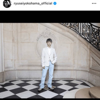 横浜流星、雰囲気ガラリのシルバーヘアSHOTに反響「超絶素敵」「髪色似合ってます」