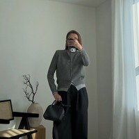 グレー×ブラックの定番配色がぐっと垢抜ける。ワイドパンツ×コンパクトトップスでつくる、シルエットのメリハリ着こなし術【40代の毎日コーデ】