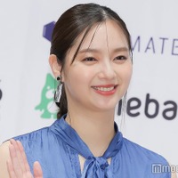新川優愛、美脚際立つタイツ×ミニボトム姿公開「最強のスタイル」「綺麗すぎて二度見」の声