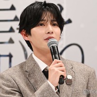 午年なのでかっこよく馬に乗りたい長尾謙杜（C）モデルプレス