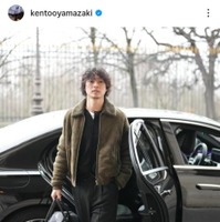 山崎賢人、ワイルドなヒゲ姿のパリ滞在SHOTに反響「爆イケすぎる」「かっこいいっ」