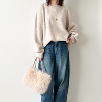 デニム×ベージュニット。シンプルな組み合わせを洗練見せする着こなしテクとは【40代の毎日コーデ】