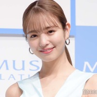 横田真悠、ミニスカ全身ショットに視線集中「顔小さすぎ」「等身すごい」