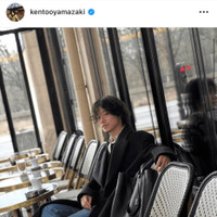 山崎賢人、コートでシックに決めたパリでのオシャレSHOTに反響「激メロ」「めっちゃかっこいい！」