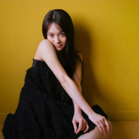 AKB48の新エース・伊藤百花、ほっそり美肩際立つグラビアを披露！万バズの“顔面力”で勝負