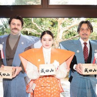 トミー・バストウ、高石あかり、岡部たかし（C）NHK