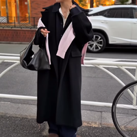 ユニクロニットを肩掛けで刺し色に。大人が楽しめるピンクの投入テク【40代の毎日コーデ】