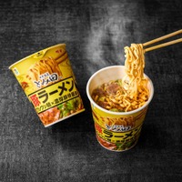セブン、とみ田監修カップ麺登場 ガーリック練り込み麺×濃厚豚骨醤油スープのガッツリ系