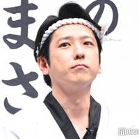 二宮和也、“酒場の大将”姿で会見登場 睨みの表情で役作り「フェイスがベビーなもので」