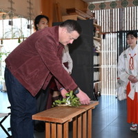 『レンタル・ファミリー』©2025 Searchlight Pictures. All Rights Reserved.　