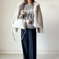 ロゴニットという選択肢。シンプル配色でオシャレ感が上がる着こなし術【40代の毎日コーデ】