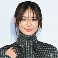 永瀬莉子、チェック柄ワンピ＆パンプスでハイセンスな着こなし ほっそり美脚際立つ【ディオール バンブーパビリオン】