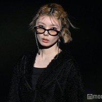 櫻坂46藤吉夏鈴、メガネチェーン・無造作ヘア…遊び心満載全身ブラックスタイリング【TGCあいち・なごや2026】